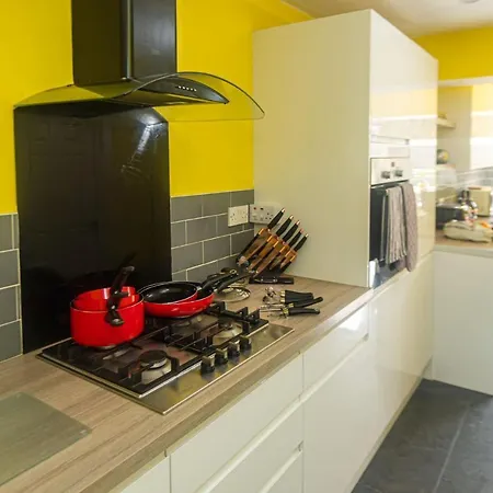 Superb Dwelling! Fast Wifi, Parking, Patchway *